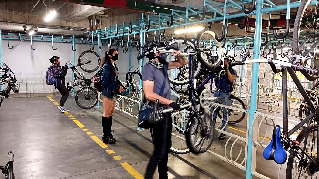 Personas parqueando bicicleta.