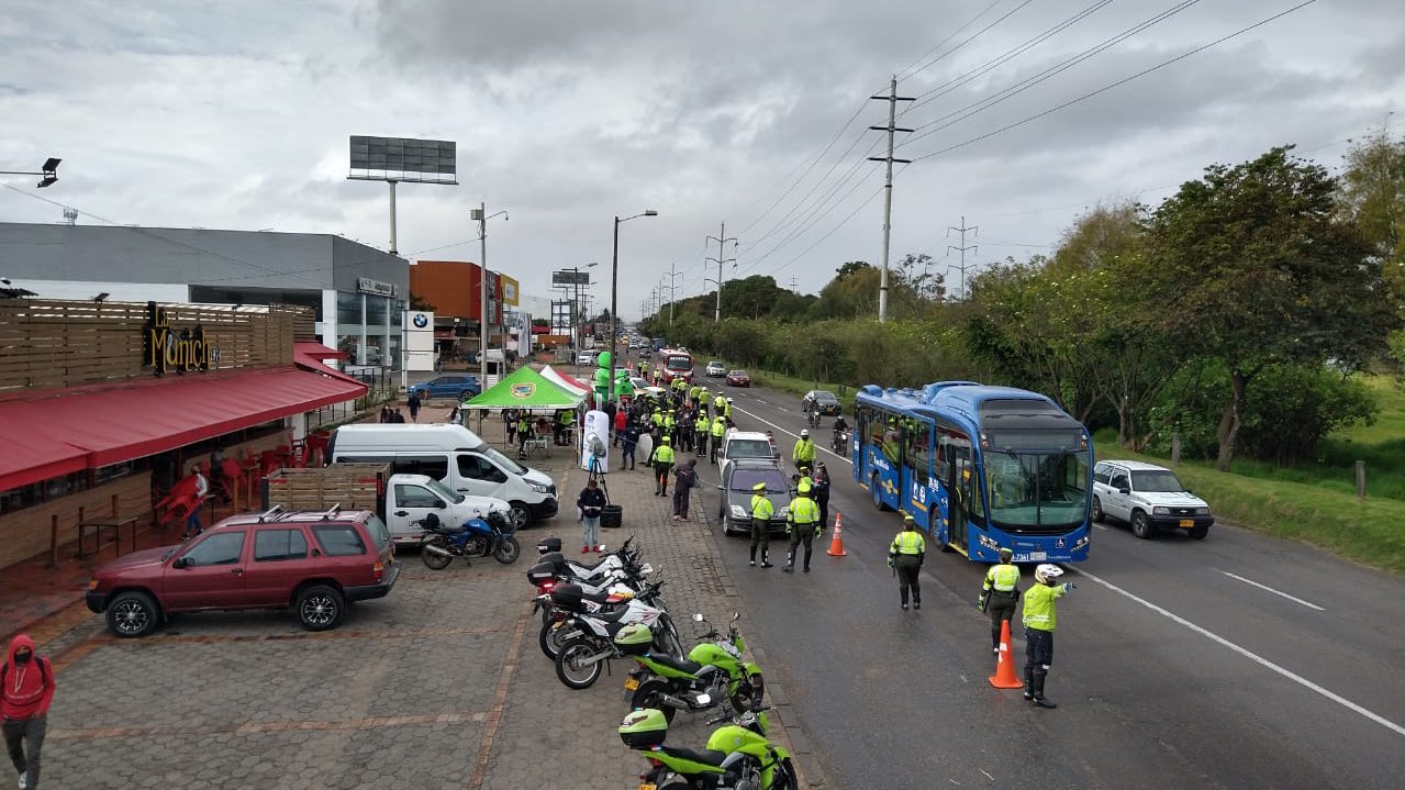 Policía en controles viales.