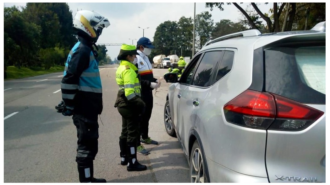 Policía haciendo control en la vía.