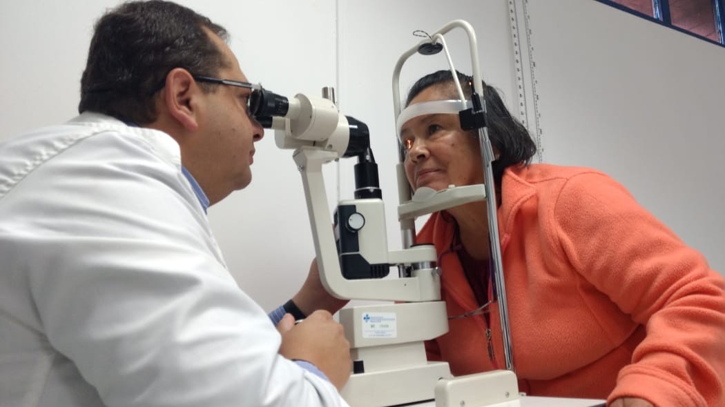 Médico revisando una paciente.