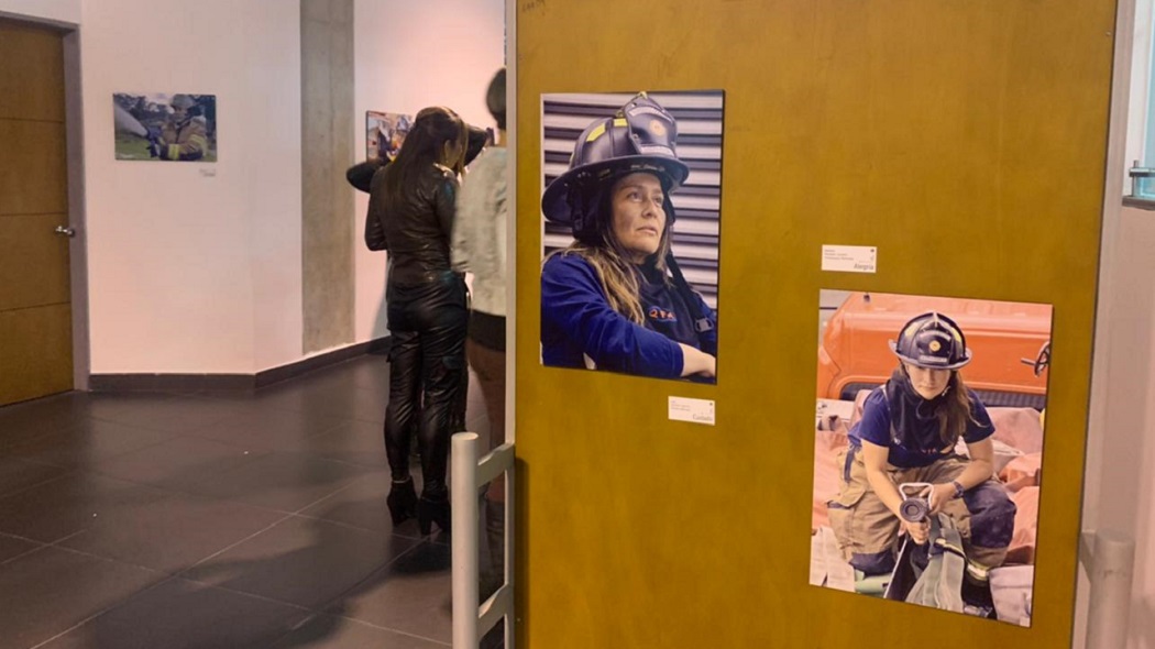 Las Mujeres bomberos aprecian las fotos de la galería que está en el primer piso del edificio.