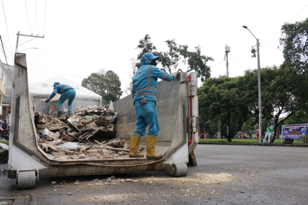 Personas haciendo recolección de escombros