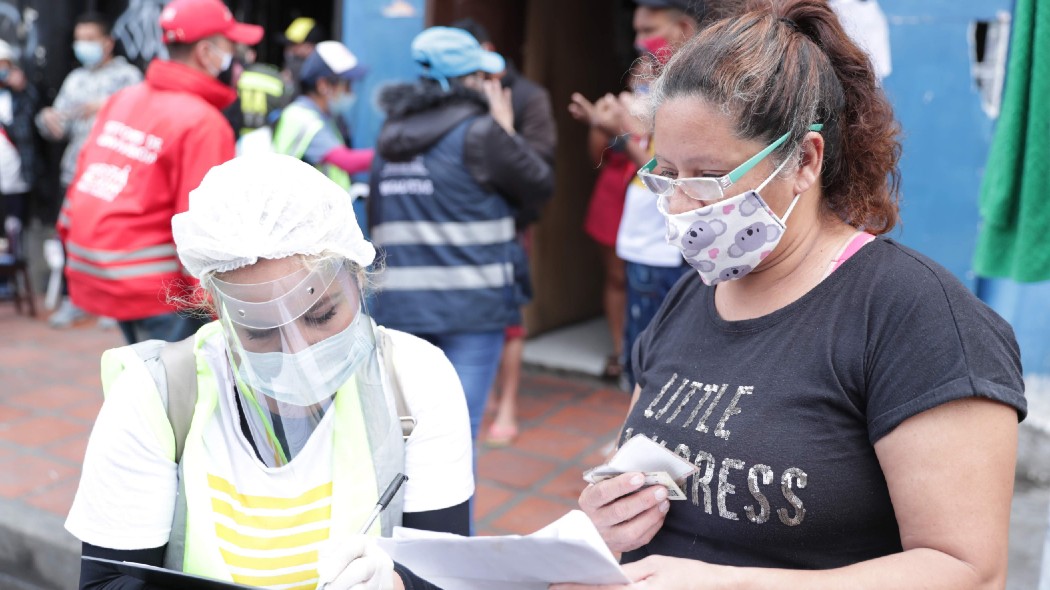 Persona atendiendo a una migrante.