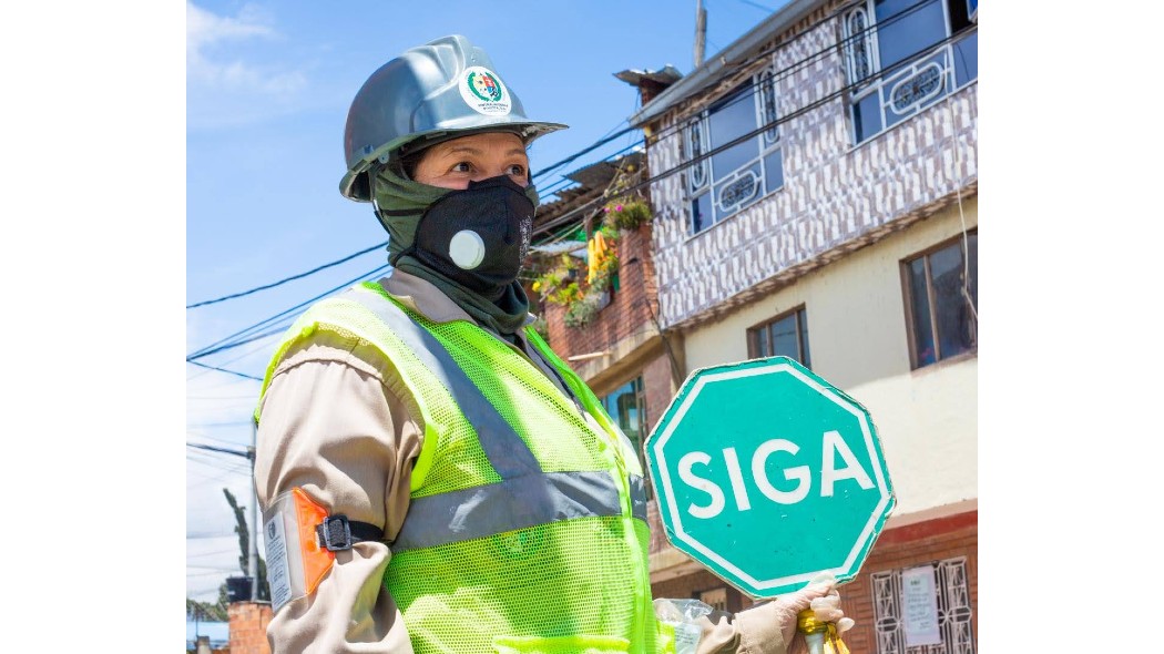 Obrera sosteniendo un aviso.