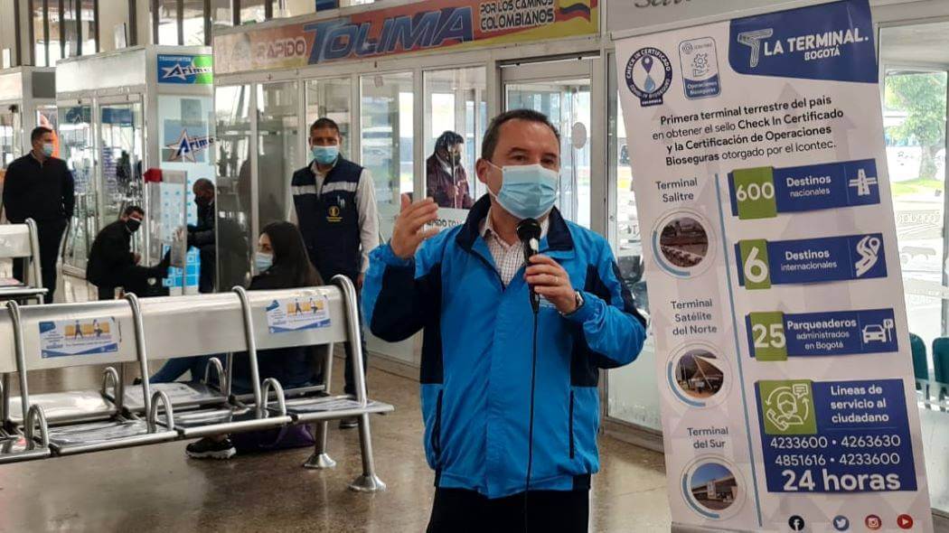 Imagen del Secretario de Salud en la terminal de transportes Salitre. 