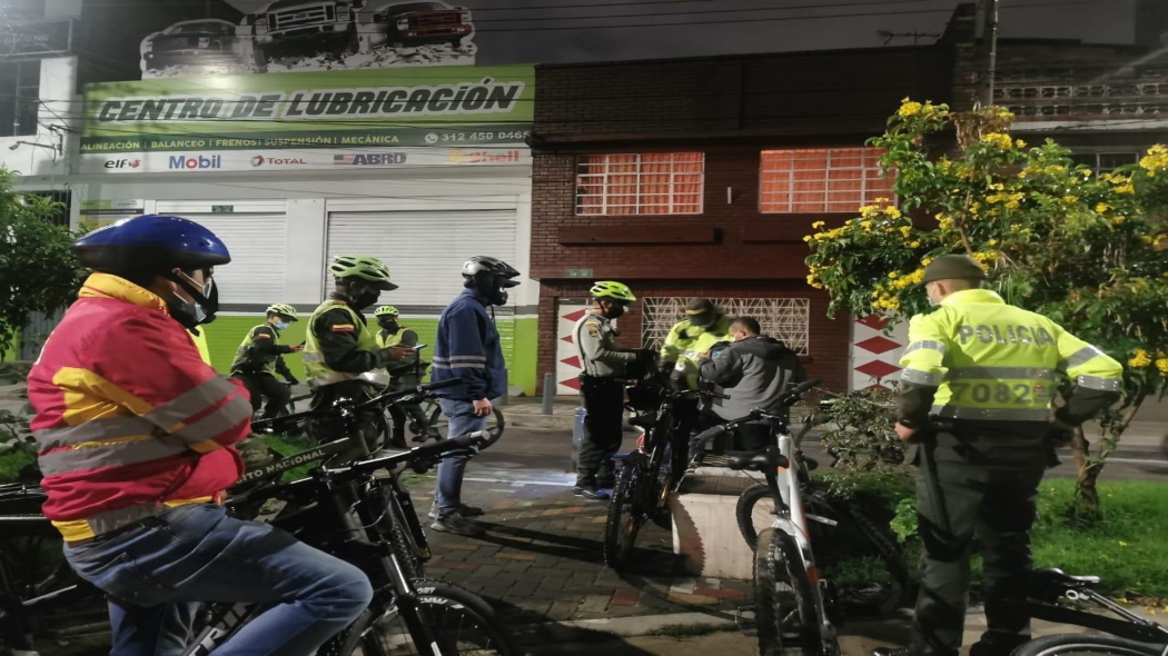 Policía Militar y miembros de la alcaldía local refuerzan la seguridad realizando bici recorridos nocturnos.