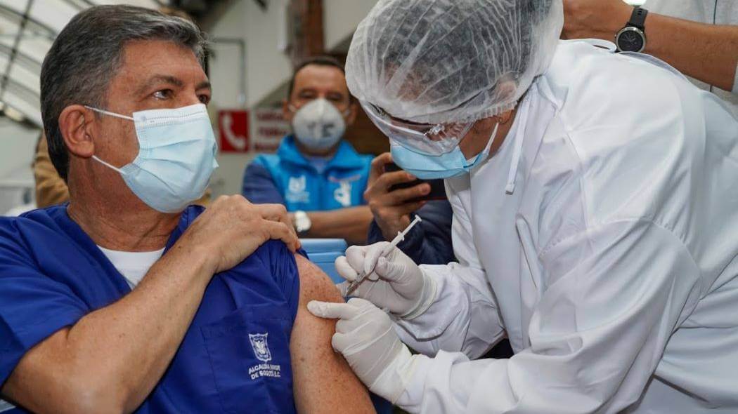 Imagen de uno de los primeros médicos vacunados en Bogotá.