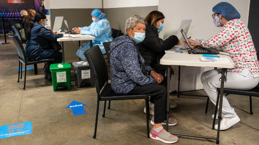 Persona mayor esperando turno de vacunación.