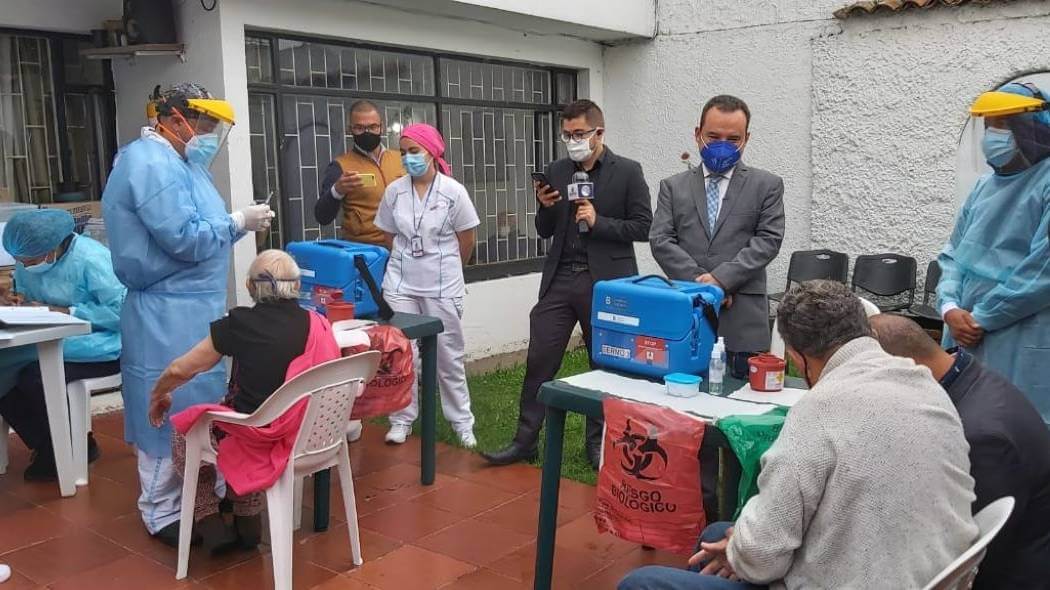 Imagen del Secretario de Salud supervisando la vacunación 