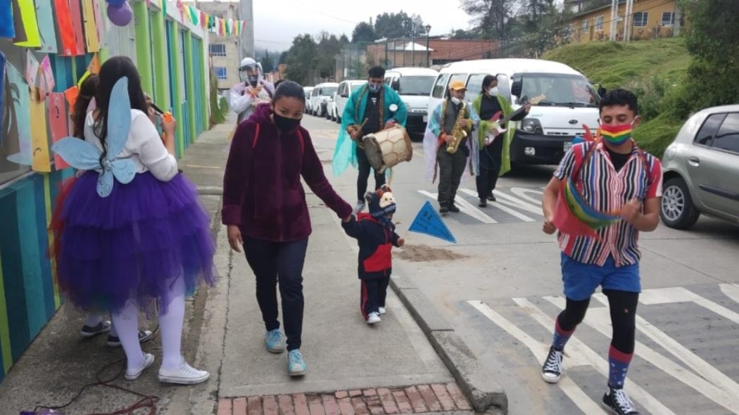 Niña vuelve a clases