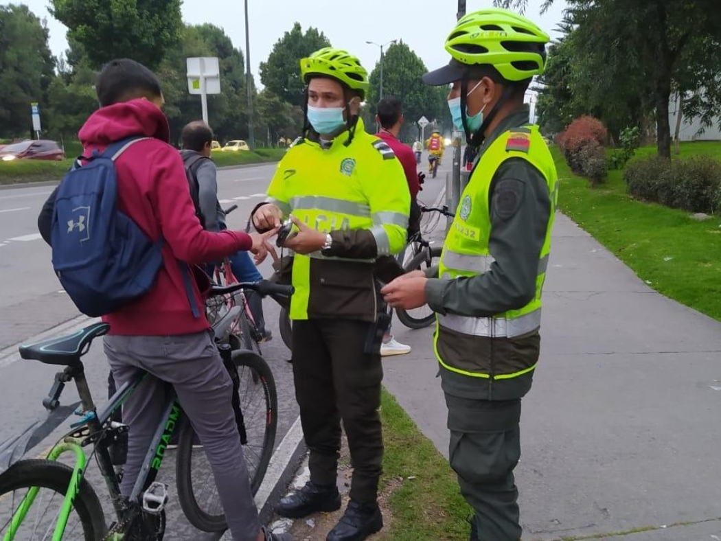 Policias con ciclistas