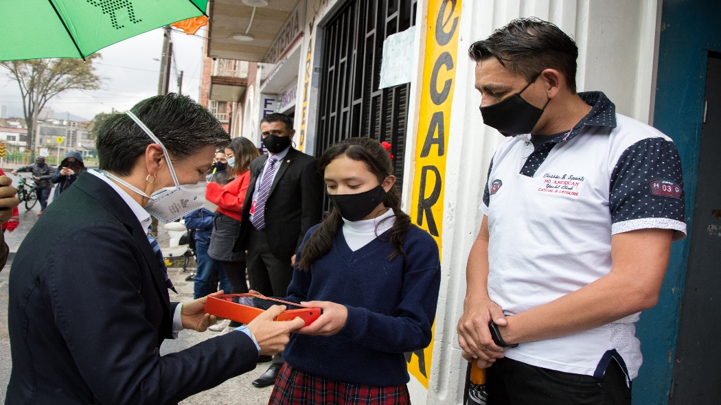 Entrega de tablets a más de 100.000 niños y niñas