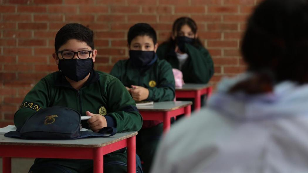 Niños con tapabocas en colegio