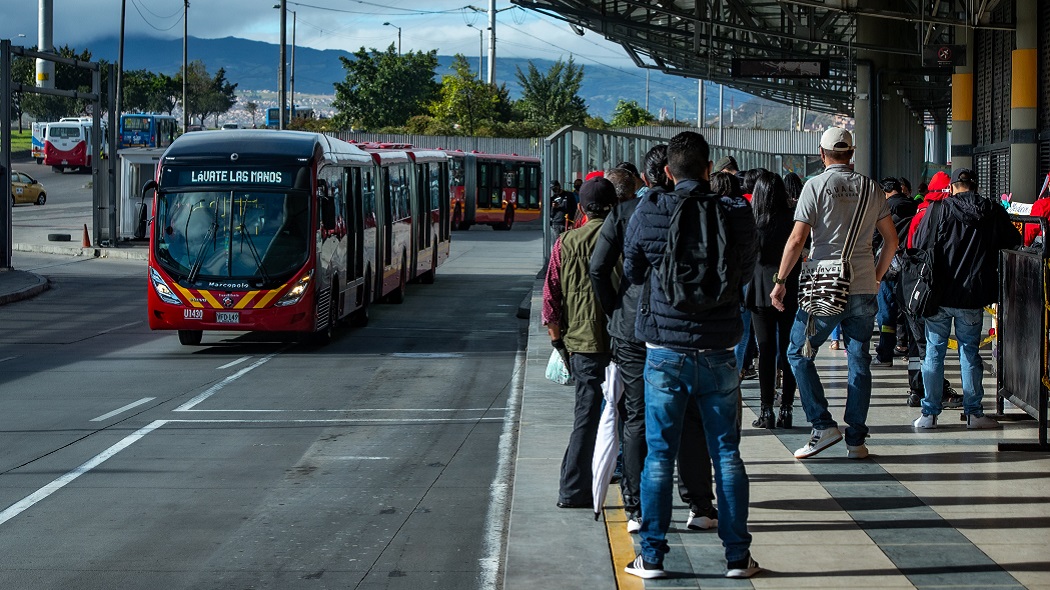 Estas nuevas plataformas cuentan con espacios más amplios y mejor distribución para las paradas de los servicios troncales. Foto: Alcaldía Mayor de Bogotá.