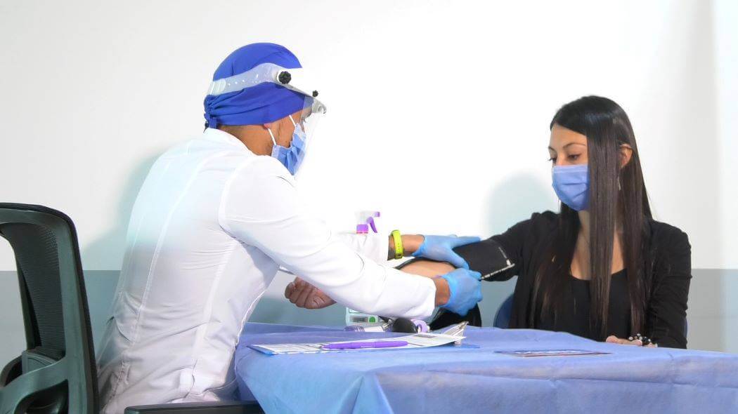 Imagen de una ciudadana haciendo el registro para donación de sangre. 