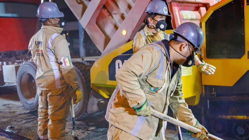 Obreros trabajando en la vía.