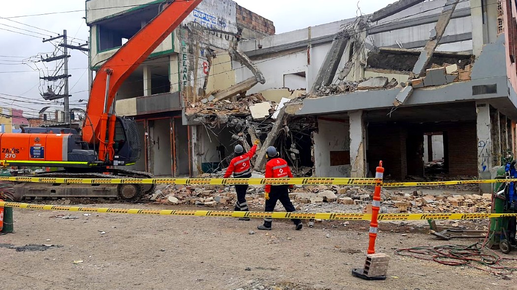 Personas en demolición de edificio.