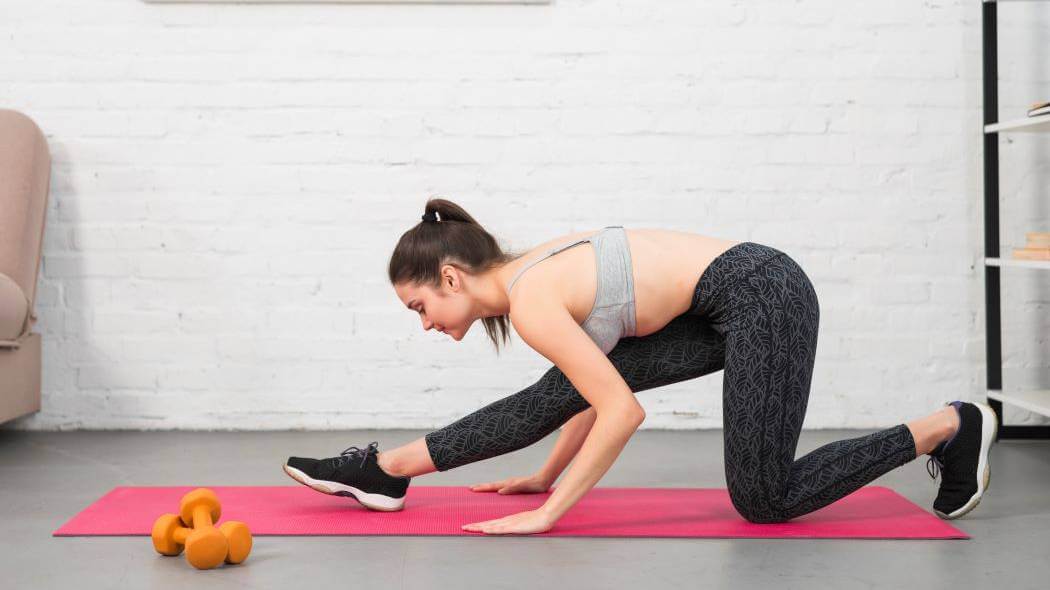 Imagen de una mujer haciendo ejercicio en casa.