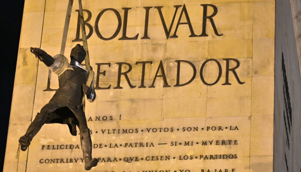 Estatua de Simón Bolívar siendo retirada de Los Héroes