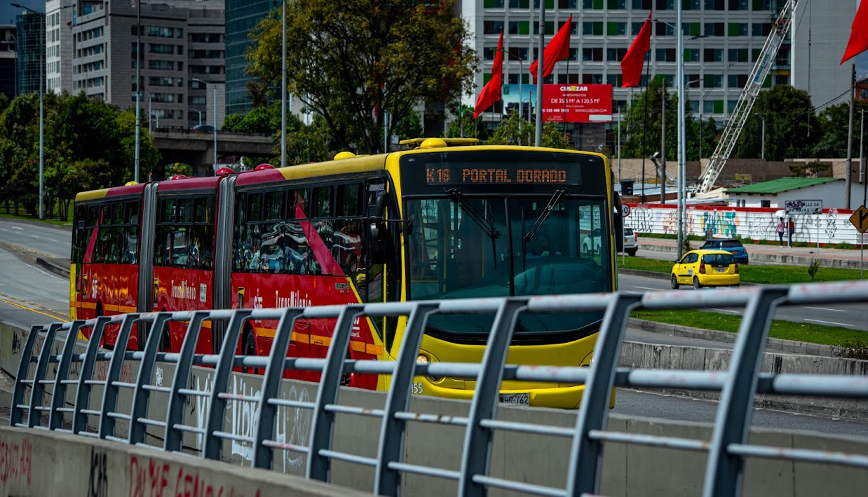 Bus de TransMilenio operando.