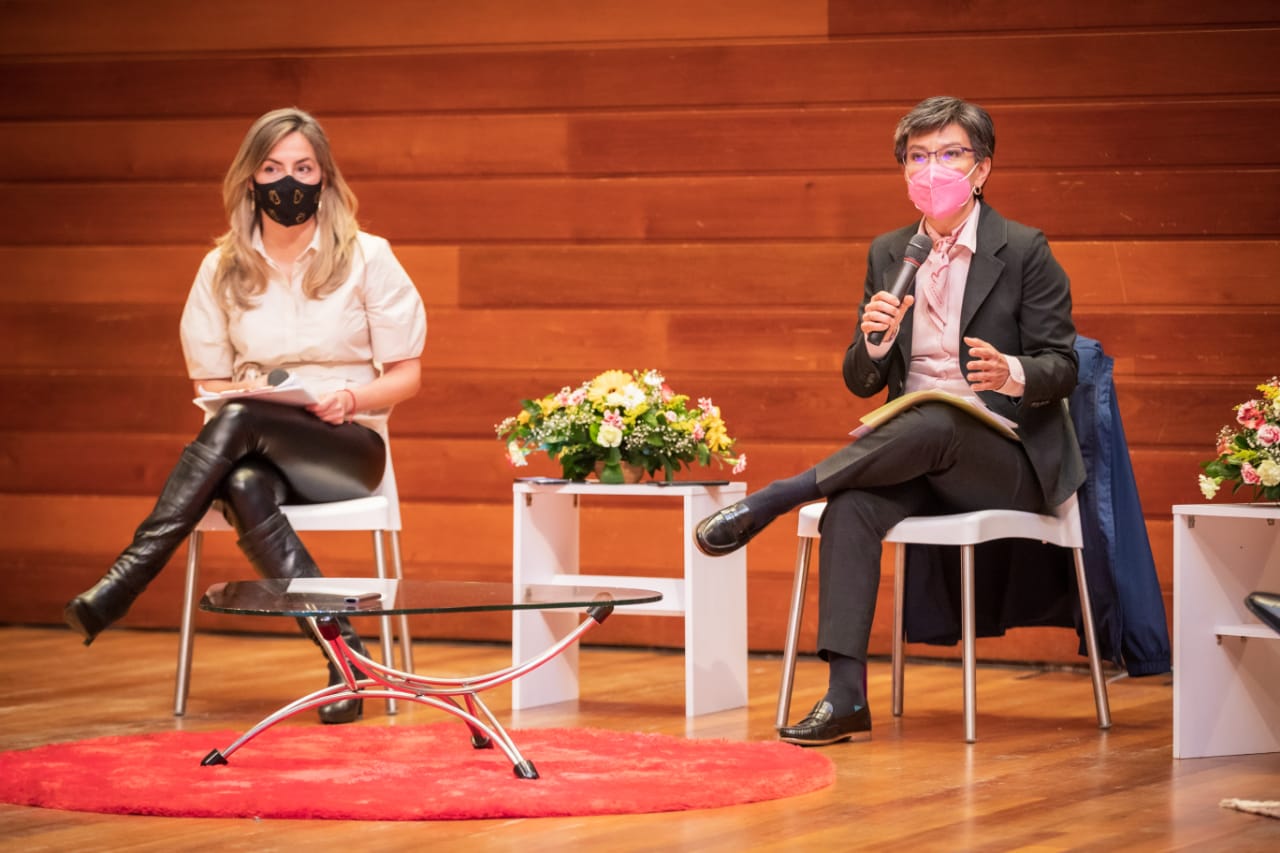 La alcaldesa Claudia López y la secretaria de Desarrollo Económico, Carolina Durán, en el anunció de la destinación de $8.800 millones a emprendimientos que permitirán la generación de 3.800 empleos. Foto. Alcaldía.