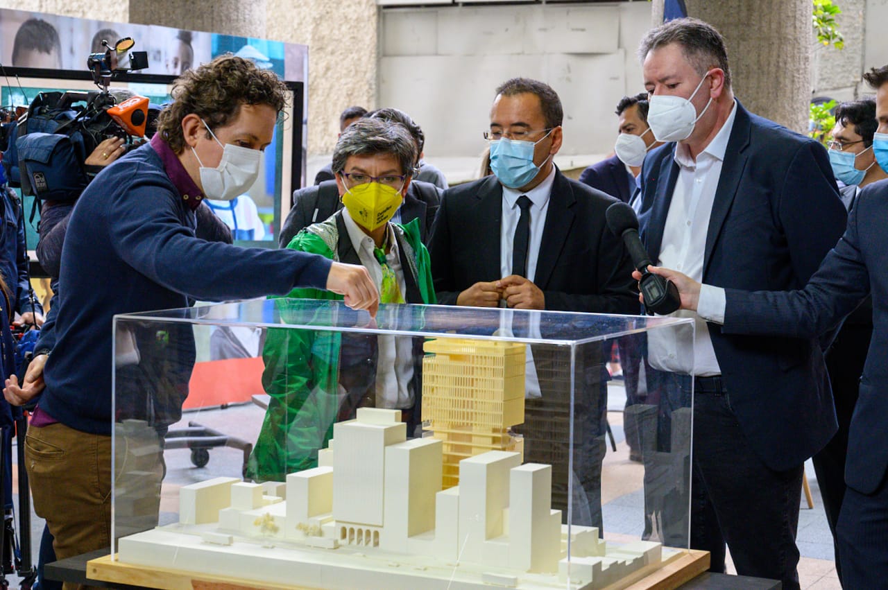 La alcaldesa Claudia López estuvo en la obra de este nuevo edificio de ingeniería para la Universidad Distrital. Foto. Alcaldía.