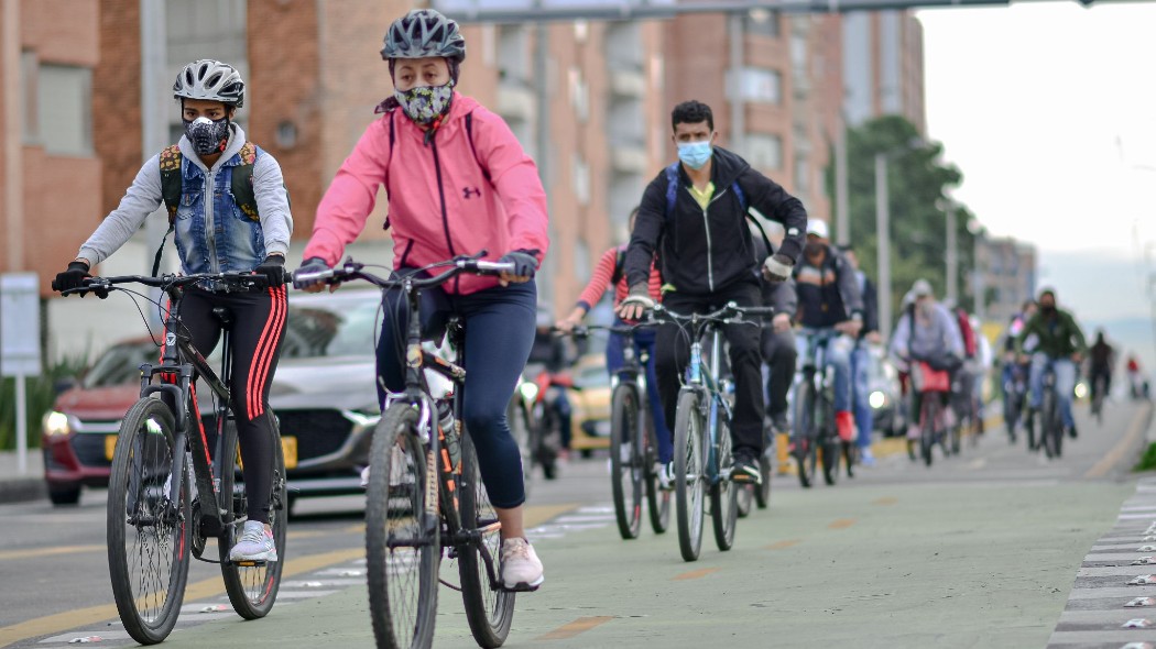 Personas en bicicleta.