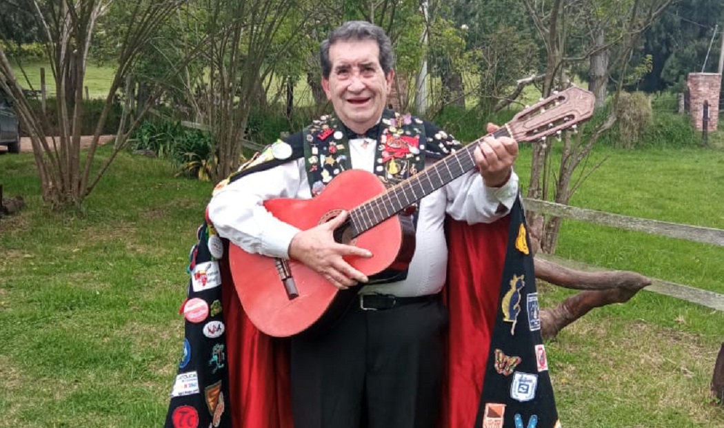 Don Luis aunque no recibió una pensión sigue trabajando a sus 69 años para dejar un legado en la cultura de la capital. Foto: Archivo Personal.