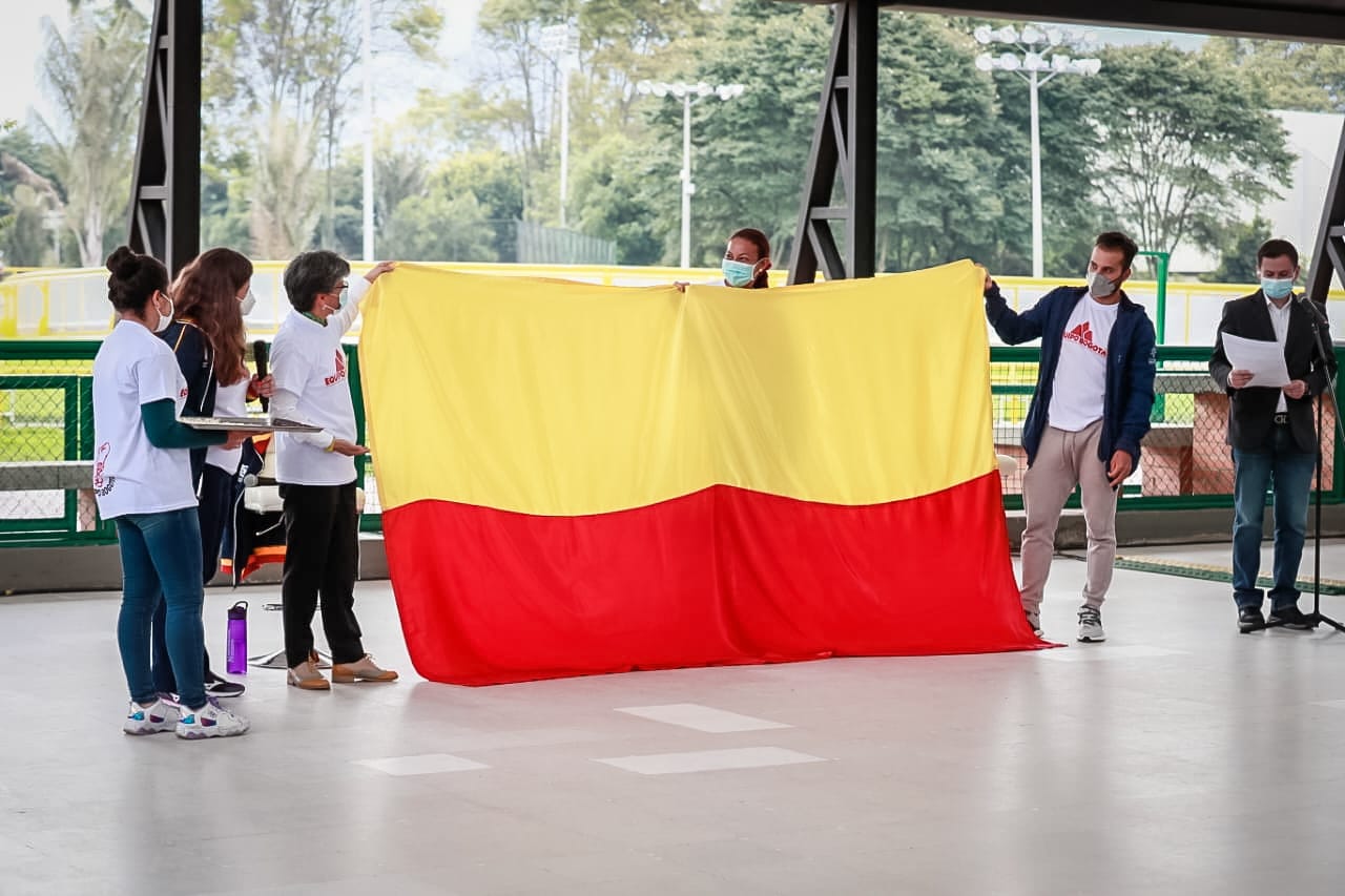 Alcaldesa de Bogotá entrega bandera de la ciudad a deportistas rumbo a Tokio 2020+1