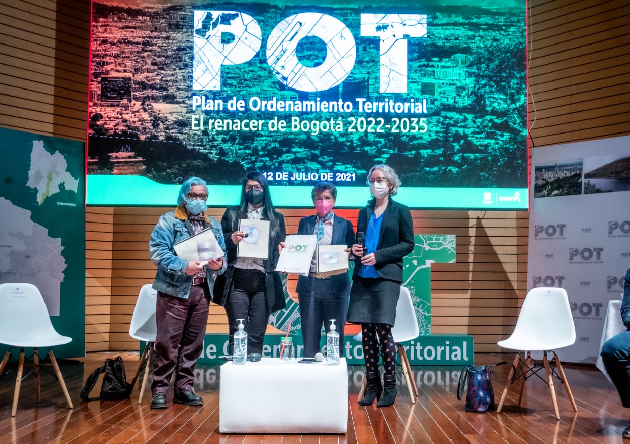 (De izq. a Der.) El vicepresidente del CTPD, Manuel Antonio Velandia; la presidenta del CTPD, Liliana Castañeda; la alcaldesa, Claudia López y la secretaria de Planeación, María Mercedes Jaramillo. Foto. Alcaldía.