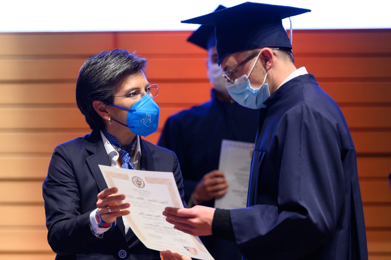 La alcaldesa, Claudia López, entregó el diploma a estos 25 jóvenes que se graduaron y podrán postularse para hacer parte de la Estrategia RETO y el programa Jóvenes a la U. Foto. Alcaldía.