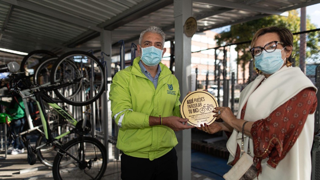 Secretario de movilidad entregando el sello calidad de oro.