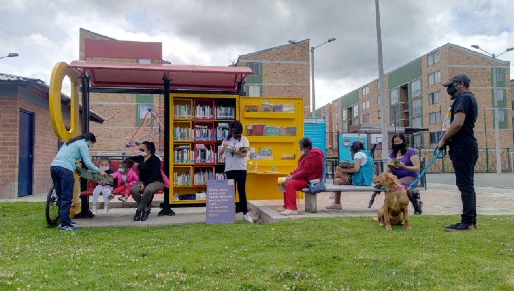 Te esperamos en tu parque favorito para que te conectes con la lectura, la naturaleza y millones de historias. Foto: BibloRed.