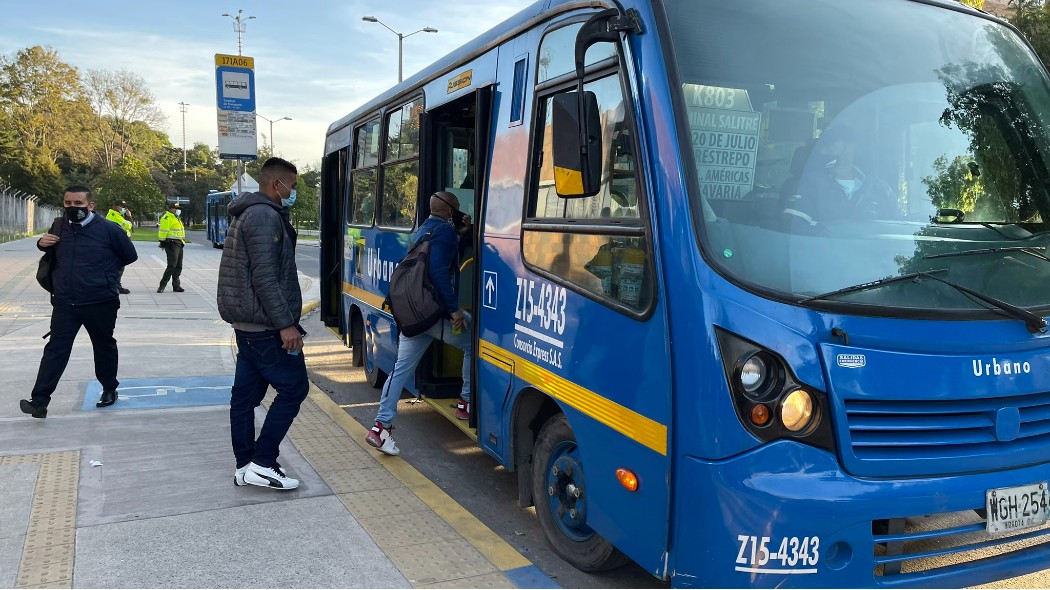 Personas abordando bus del SITP.