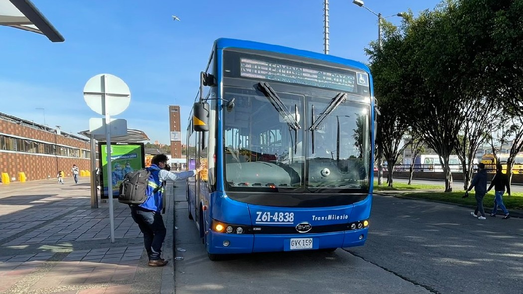 Persona abordando bus del SITP.