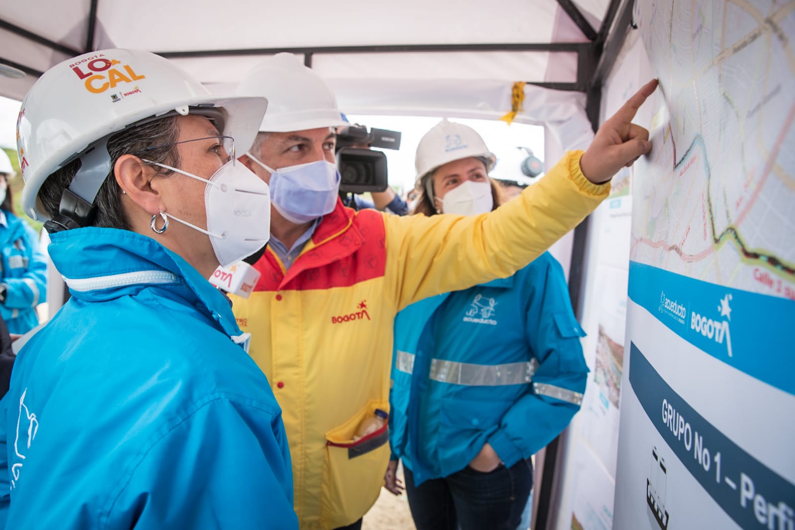 Germán Grajales, especialista en traslado anticipado de redes de la Empresa Metro, explica el avance en las obras a la alcaldesa, Claudia López y la gerente del Acueducto de Bogotá, Cristina Arango. Foto. Alcaldía.