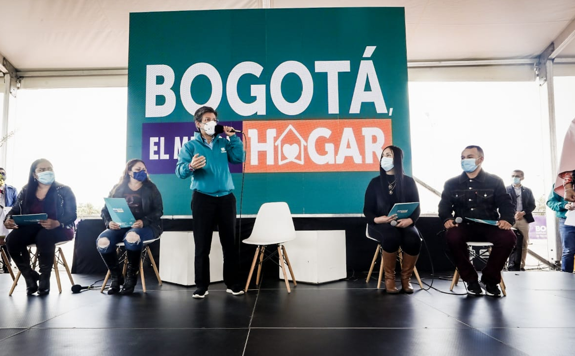 La alcaldesa, Claudia López, entregó en el parque El Tunal las resoluciones que acredita a estas personas como beneficiarios de la asignación del subsidio de vivienda. Foto. Alcaldía.