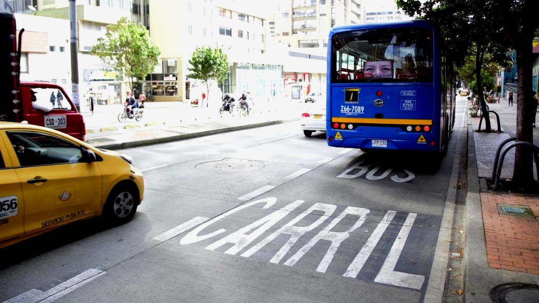 Foto del bus en el carril preferencial.