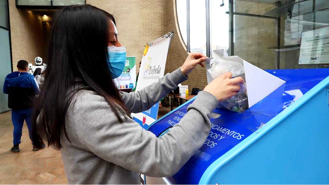 Persona participando en la ecoreciclatón.