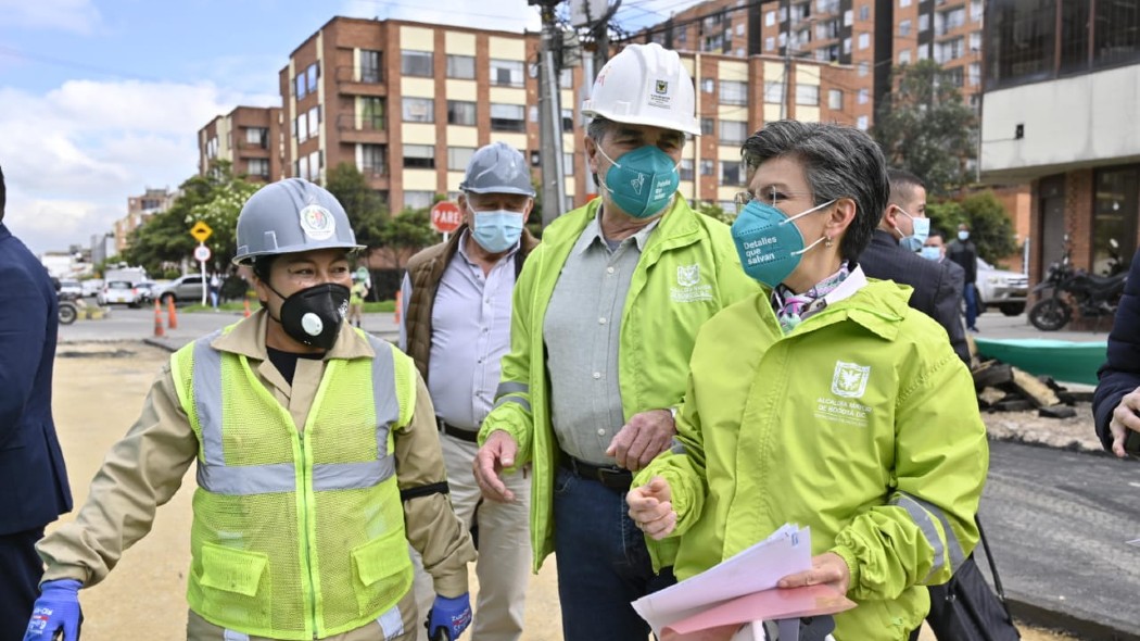 Alcaldesa Claudia López junto al director de la Unidad de Mantenimiento Vial y una trabajadora de la UMV. Foto: Prensa Alcaldía.