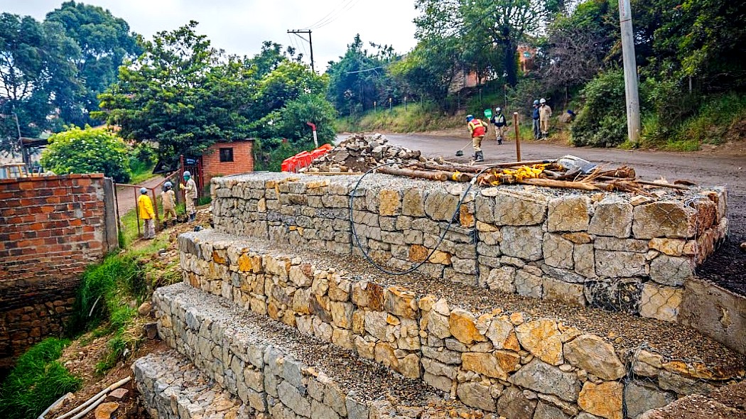 Muro de contención construido por la UMV.