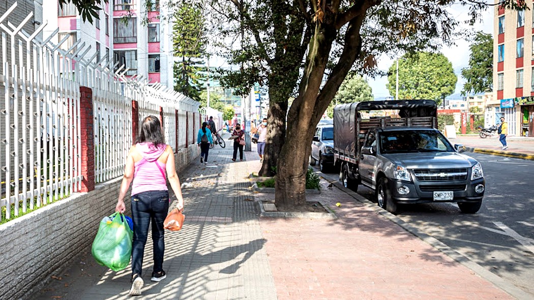 Carro parqueado en la vía.