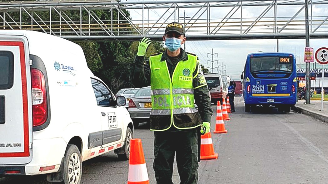 Policía regulando el tránsito en la autopista norte