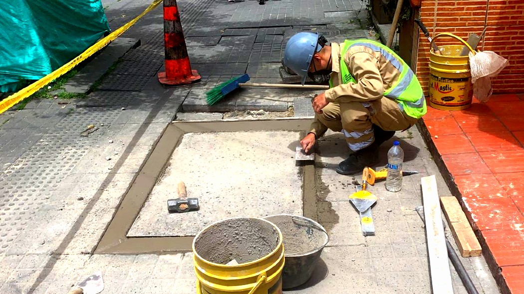 Trabajador de la Unidad de Mantenimiento Peatonal.