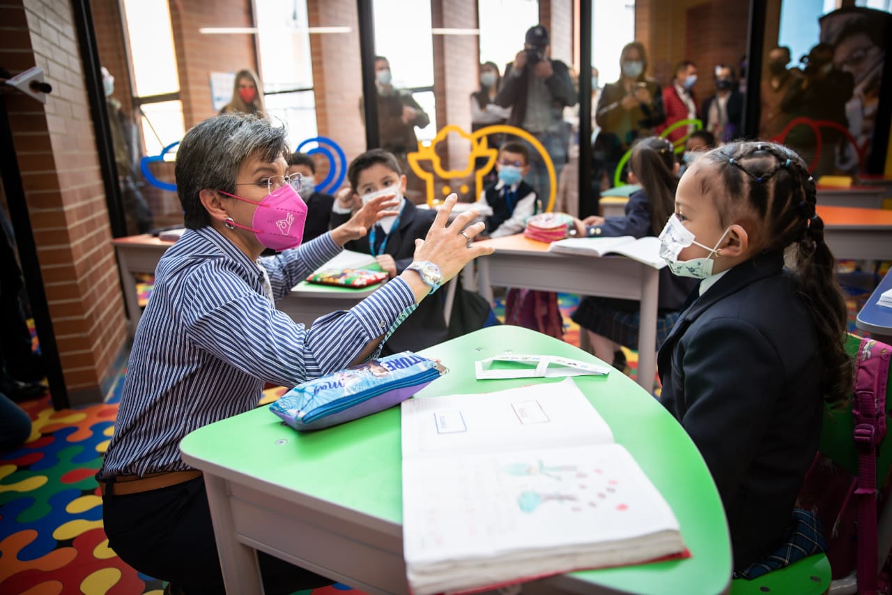 La alcaldesa, Claudia López, inauguró el colegio Techo I y la sede C de primera infancia del colegio Gabriel Betancourt Mejía, ambos ubicados en el suroccidente de la capital. Foto. Alcaldía