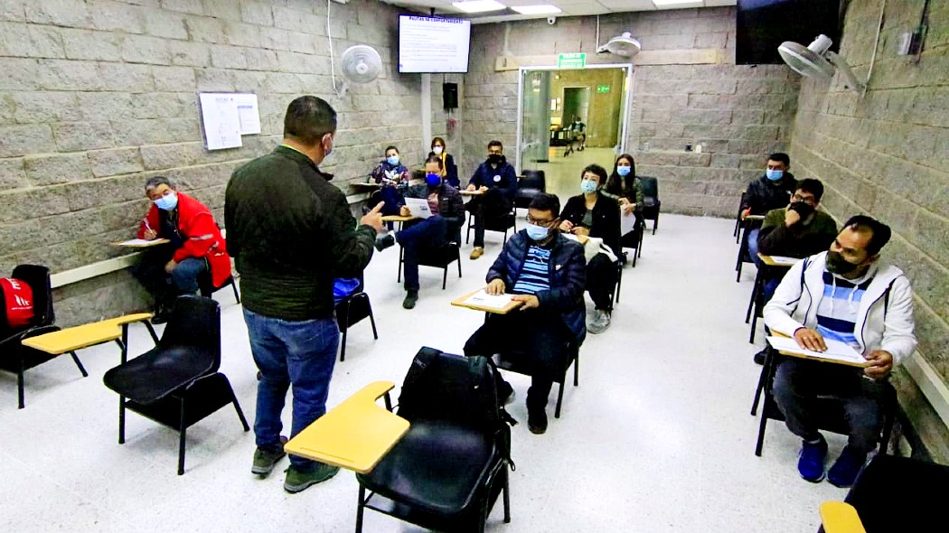 Personas recibiendo un curso pedagógico.