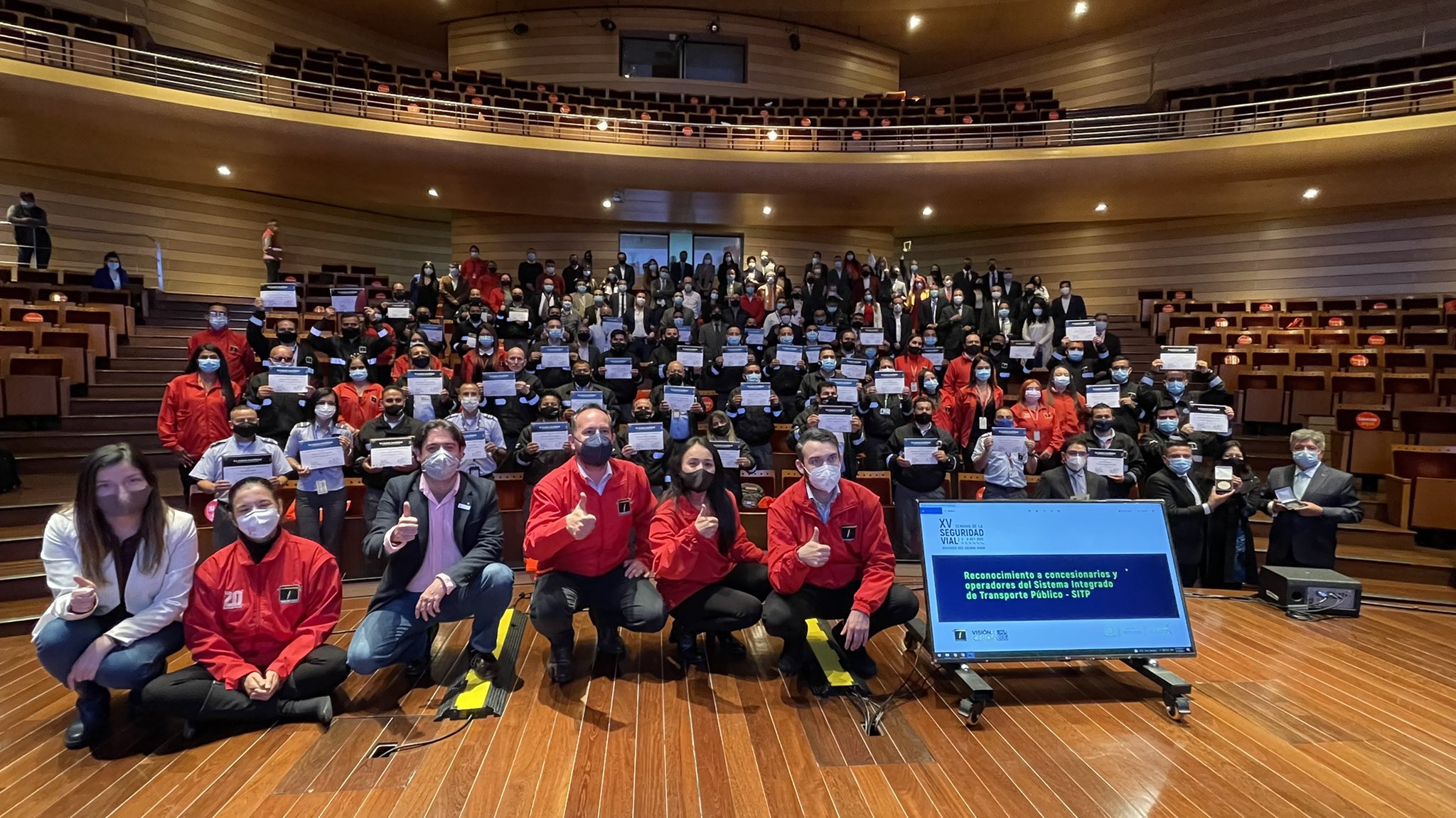 Concesionarios y conductores del SITP reconocidos por su compromiso con una movilidad segura en Bogotá. Foto: Transmilenio