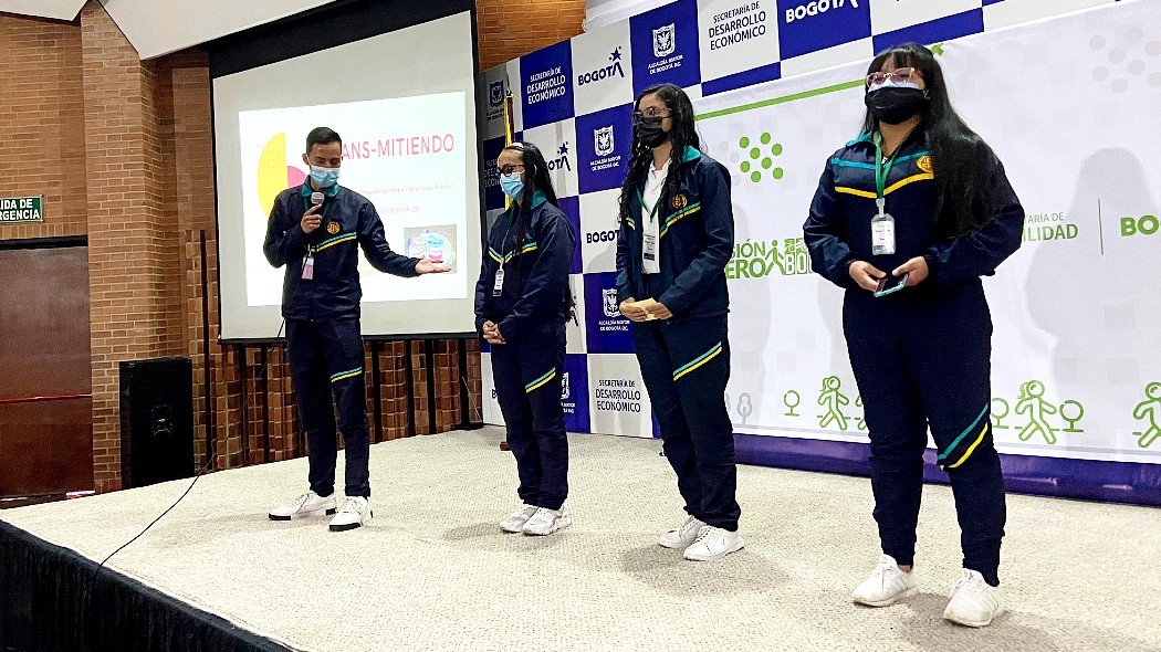 Niñas participando en la premiación.