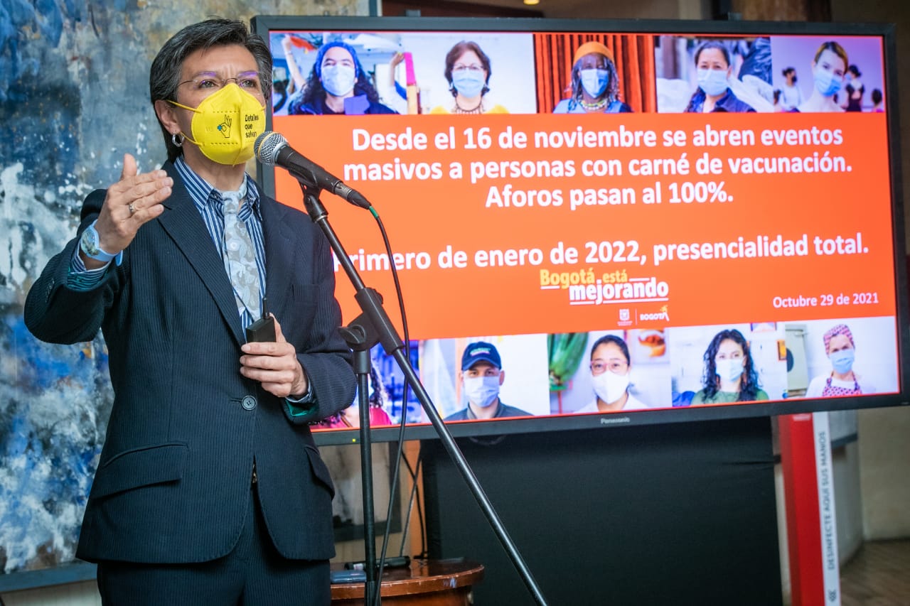 El secretario de Cultura, Nicolás Montero; el secretario de Salud, Alejandro Gómez; y la alcaldesa, Claudia López, quien aseguró que estas nuevas medidas contribuirán a la reactivación económica de todos los sectores de la ciudad. Foto. Alcaldía.