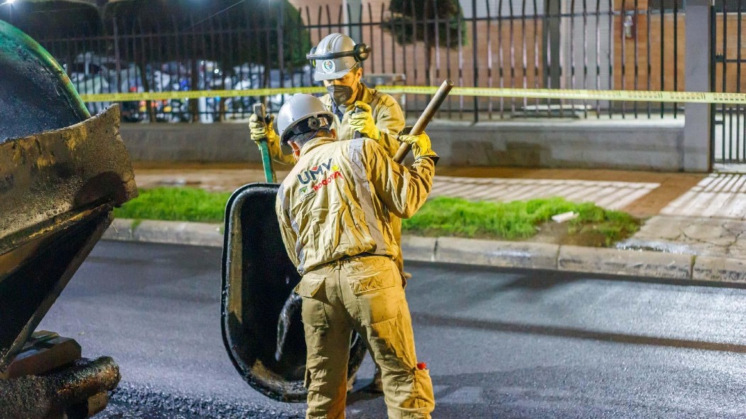 Personas trabajando en la vía.